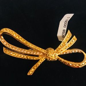 VINTAGE ST. JOHN Brooch with Swarovski Crystals